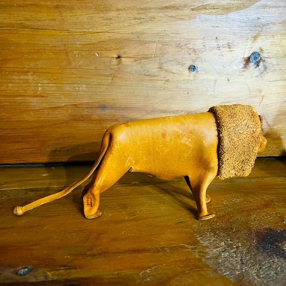 DERUGermany Leather Lion, Mid
 Handmade leather Lion Boxer by DERU
Germany 1960s - Picture 2 of 10